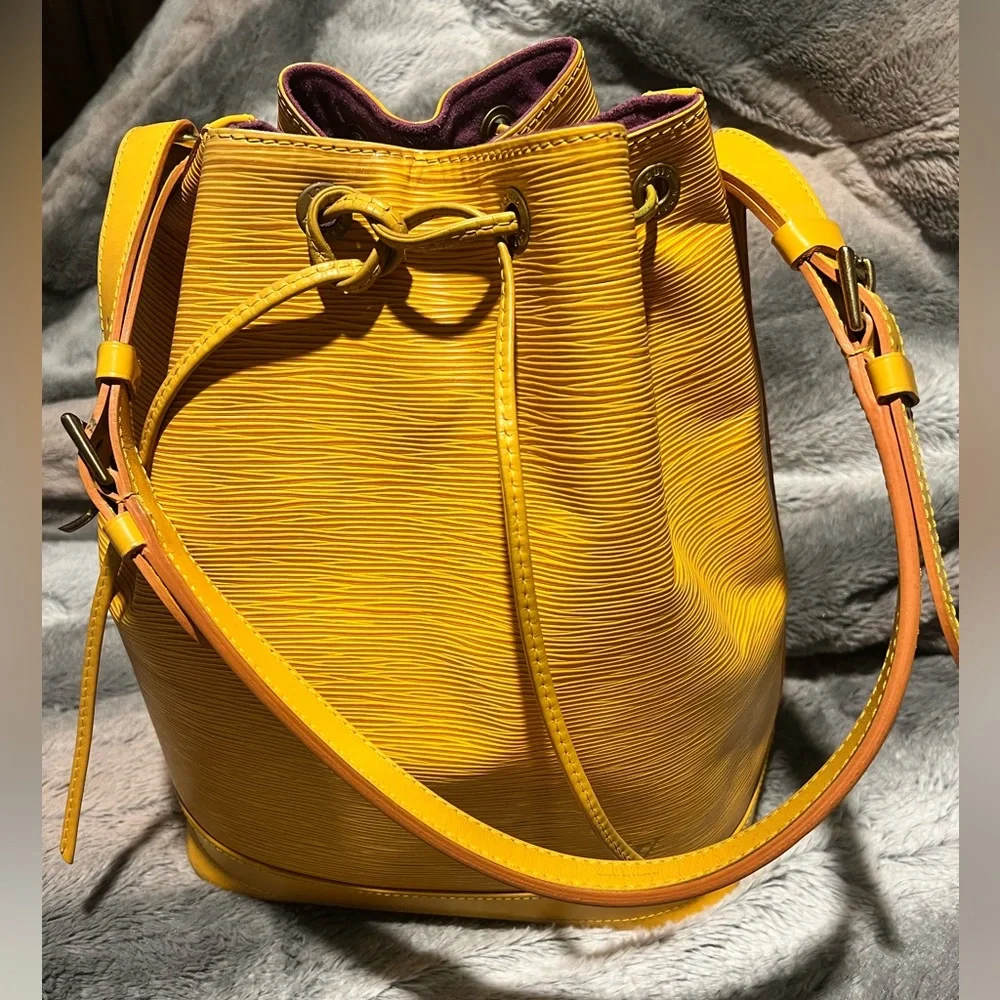 šLouis Vuitton Yellow Noe GM - Picture 1 of 9